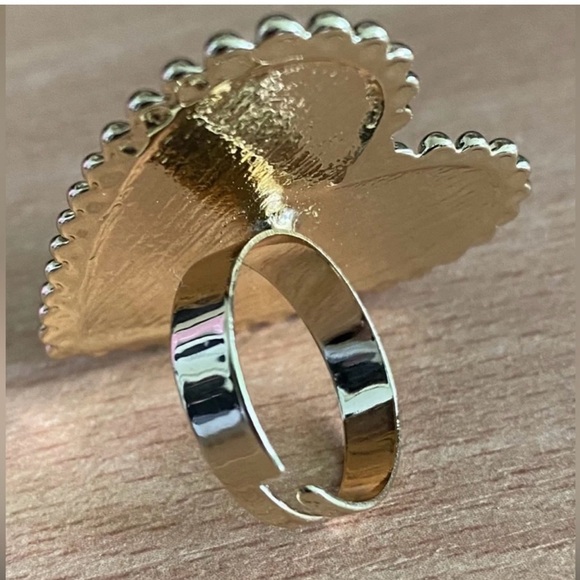 New Heart Shaped Oversized Ring - Picture 4 of 4